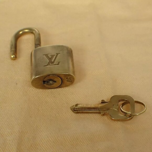 authenticity guaranteed LOUIS VUITTON LV 10 SET PADLOCK KEY BAG CHARM - Picture 3 of 4